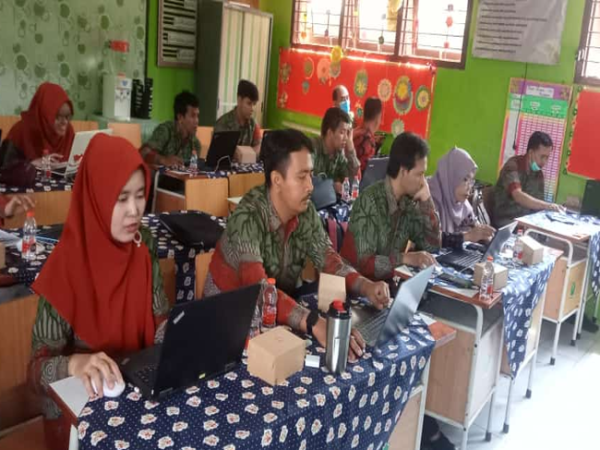 Pendampingan Inovasi Bahan Ajar Kreatif dan Menyenangkan Dengan Pemanfatan Media Canva Di SDN Lesanpuro&nbsp;3